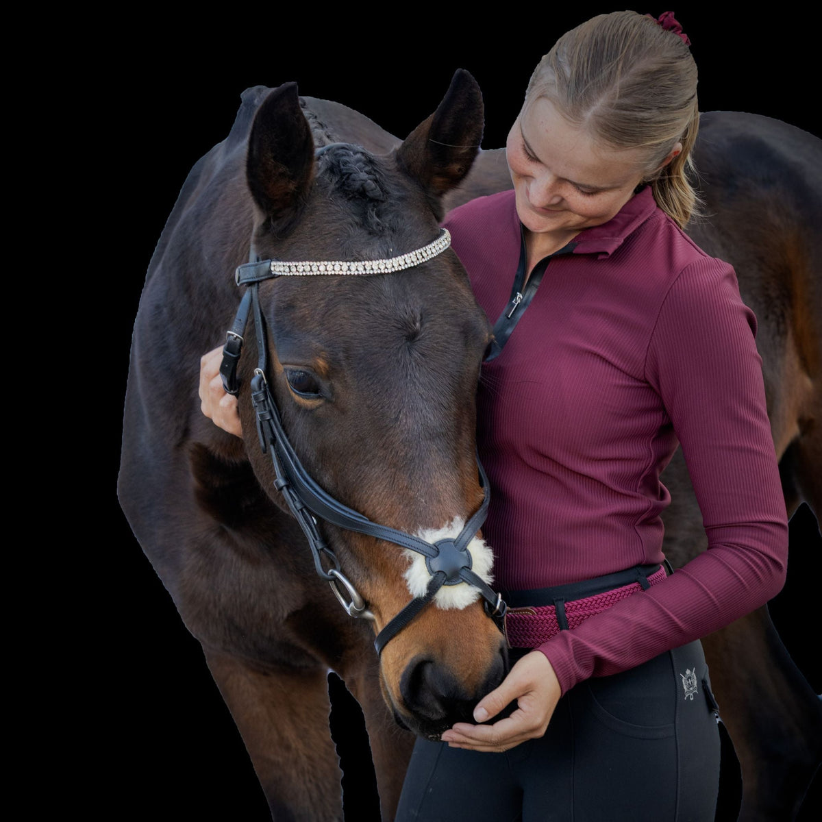 Black Grackle bridle on a dark brown horse